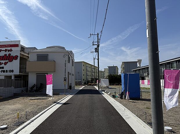 【現地土地写真】区画内の開発道路は幅4.7mのゆとりある広さで見通しが良く、家族の生活に安心感をもたらしてくれます。（2026年3月撮影）
