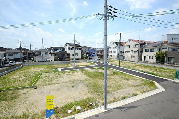 【青空広がる落ち着いた住宅街に誕生。「アフュージア津田」】閑静な住宅街で、落ち着いた暮らしが想像できます。現地では２邸ご見学可能です。お気軽にお問い合わせください。※現地写真（2026/6撮影）
