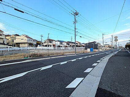 現地前面道路はゆとりある13m超
