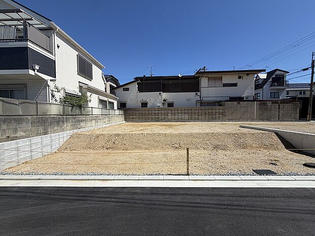 【閑静な住宅地に位置し、落ち着いた住環境が形成されています】現地(2026年7月)撮影