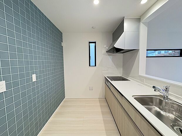 【【LIXILシステムキッチン】】優れた耐熱性を実現し、汚れが染み込みにくい人造大理石のワークトップを採用。
オールインワン浄水栓も標準仕様の為、飲み水だけでなく食品の洗浄等も安心してご使用頂けます。