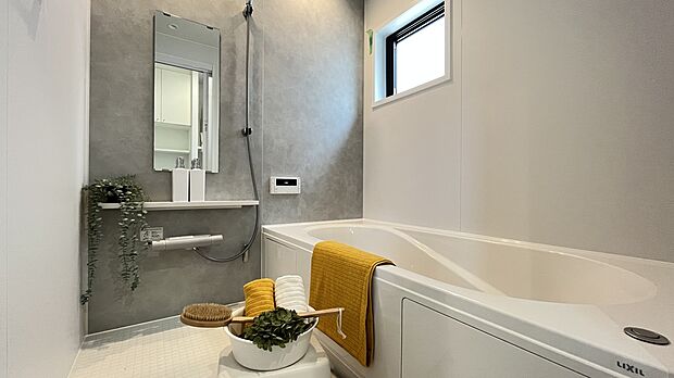 【【癒しバスルーム】】雨の日も安心の換気乾燥暖房機付きの浴室。暖房機が付いている為、冬場のヒートショック予防にもなりますので、安心してお使いいただけます。
カウンターは取り外しが出来るので、お掃除もラクに出来ます。
