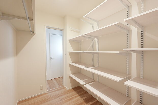 【【ファミリークローク】】日々使用する、鞄やコート・制服などをスッキリ収納できる人気の収納♪
散らかりがちなリビングに、物を持ち込むことなく生活できるので、日々の片づけ時間が削減♪