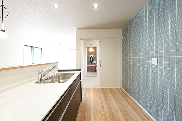 【【直線に並んだ水回り動線】】キッチン・脱衣室・浴室が直線に並んでいる為、毎日の忙しい家事の時短に！
洗面室は玄関ホールからも入れるので、帰宅後の手洗いうがいもスムーズに出来ます。