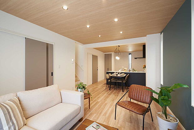 【家族の笑顔が集まる対面キッチン】キッチンからリビング全体を見渡せる対面型デザインは、家族とのコミュニケーションが自然と生まれる空間づくりに最適です。