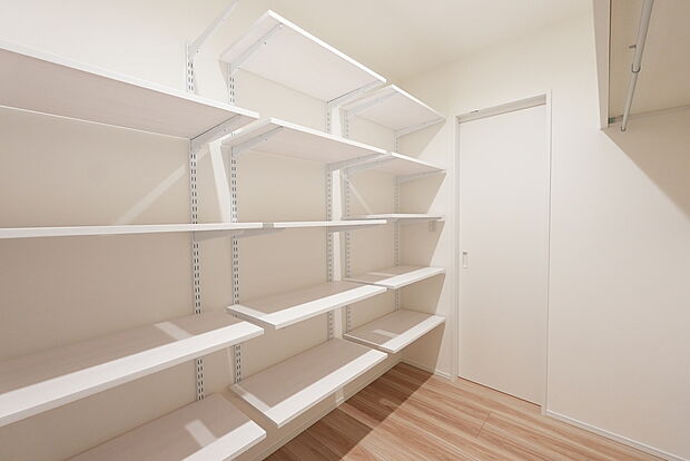 【【ファミリークローク】】日々使用する、鞄やコート・制服などをスッキリ収納できる人気の収納♪
散らかりがちなリビングに、物を持ち込むことなく生活できるので、日々の片づけ時間が削減♪