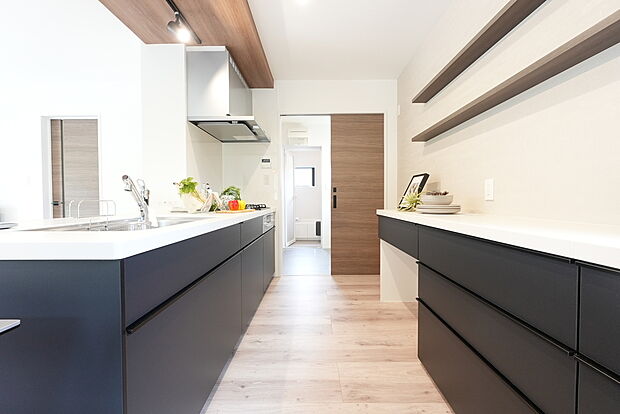 【【LaLaFeel×LIXIL　システムキッチン】】インテリアに美しく溶け込み、ディテールにこだわったキッチン。
優れた耐熱性を実現し、汚れが染み込みにくい人造大理石のワークトップを採用。
オールインワン浄水栓も標準仕様の為、飲み水だけでなく食品の洗浄等も安心してご使用頂けます。
