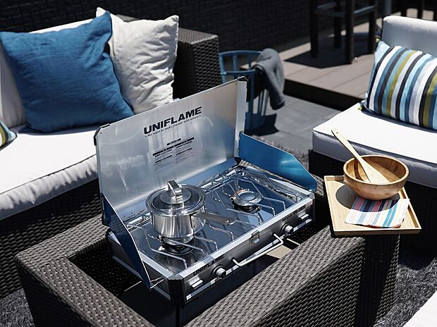 【【屋上リビング専用家具も標準装備】】ご入居後すぐに屋上ライフを満喫できる専用家具が標準装備！
ソファ、BBQコンロ付きテーブル、専用ラグ、シンクなど、一式が揃っているのも嬉しいポイント♪