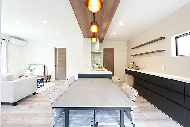 【【人気のサイドダイニングスタイル】】食事の準備や片付けなどもスマートに！
人気のサイドダイニングスタイルを採用。毎日の家事もスムーズに、家族とのコミュニケーションは快適に！