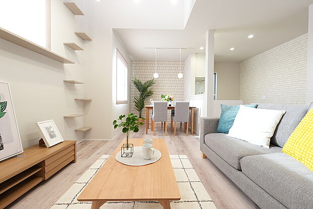 【【ペットに優しい♪ワンちゃん・ネコちゃん対応の床材も選べます】滑りにくく傷がつきにくいペット仕様の床材もご用意。
大切な家族であるペットにもやさしい、快適な住まいづくりが可能です♪