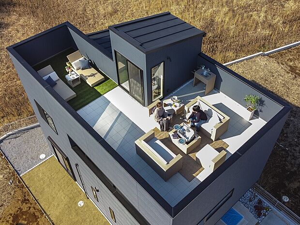 【【大人気の屋上リビングプラン】】空と風が気持ちイイ!極上のプライベート空間♪休日はご家族と一緒に心地よい風を感じながら、青空や夜景を楽しむ事が出来ます。