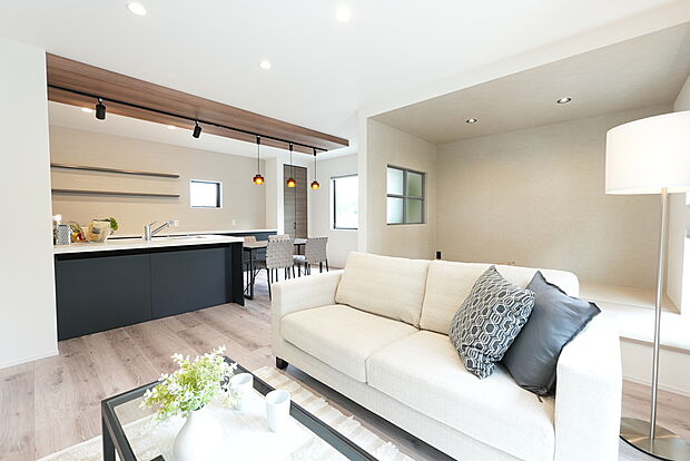 【【お洒落な折下げ天井を採用したLDK】】空間を立体的に演出する折下げ天井を採用。キッチンからご家族を見守れる目線を意識した設計。室内インテリア・設備カラーはお好みのカラーをお選び頂けます。