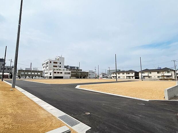 倉敷市笹沖に誕生した全24区画の大規模分譲地。ゆめタウン倉敷が徒歩7分と利便性に優れ、新しい家々が並ぶ美しい街並みが、ご家族の理想の暮らしを包み込みます。明るく開放的なこの場所で、新生活を始めませんか