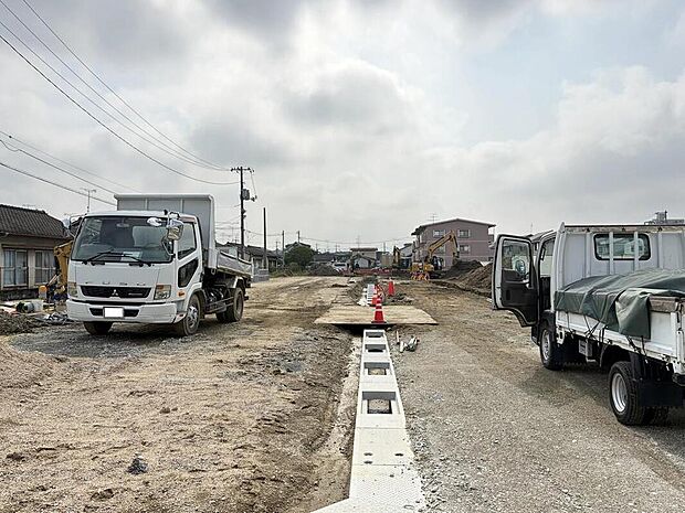 分譲地西側入口付近から撮影
現在造成工事中。2026年10月末頃完成予定。
学校・スーパー・病院が徒歩10分圏内で暮らしに便利な立地♪
