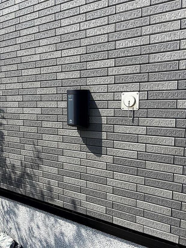 【その他設備】駐車場近くの外壁面には、電気自動車用のコンセントが設置されております。将来電気自動車を購入した際も工事不要です!