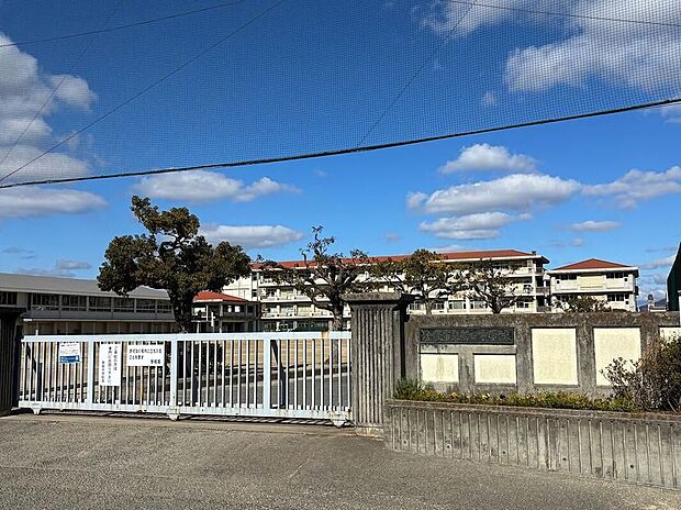 新田中学校(約1,200m)