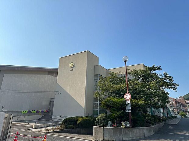 岡山市立京山中学校(約684m)