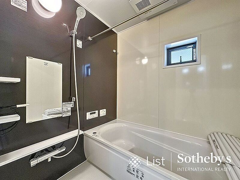 □浴室□お子様と一緒にバスタイムを楽しめる広々空間。浴室乾燥機付で心地よいバスタイムを実現します♪