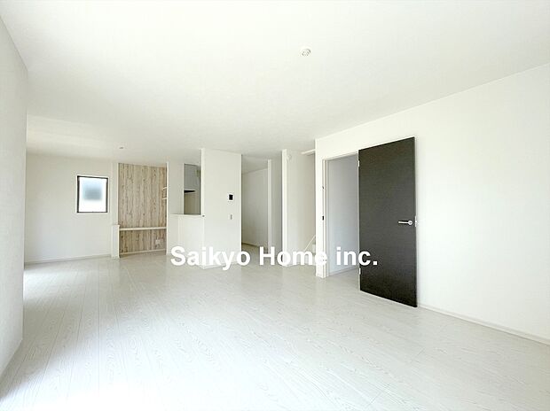 【リビング】大画面TVも余裕、インテリアプランが考えやすいワイドなリビング。対面キッチンでリビングにいるお子さまにも目が届きます。