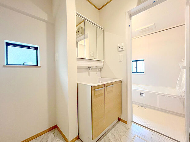 【【三面鏡付洗面台】】大きな三面鏡がついた洗面化粧台。鏡の裏にも収納があり洗面台がすっきりと片付きます