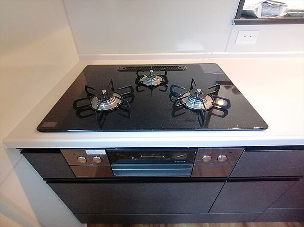 【【3口コンロ】 】凹凸が少ないフラットトップコンロ。お掃除もラクラクです。