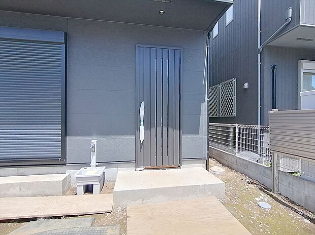 【玄関】玄関はおうちの顔です。いつも明るくキレイな状態でご家族の帰りをお待ちします。お子様のお留守番にも安心なTVモニター付インターホン完備です。