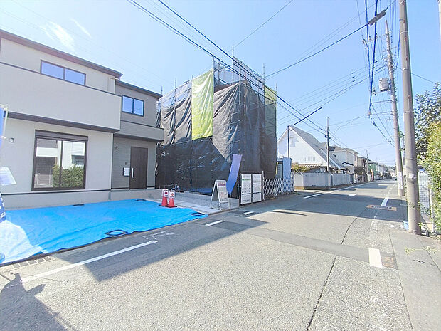 【前面道路含む現地写真】緑豊かで閑静な住宅街は子育てにはピッタリです。