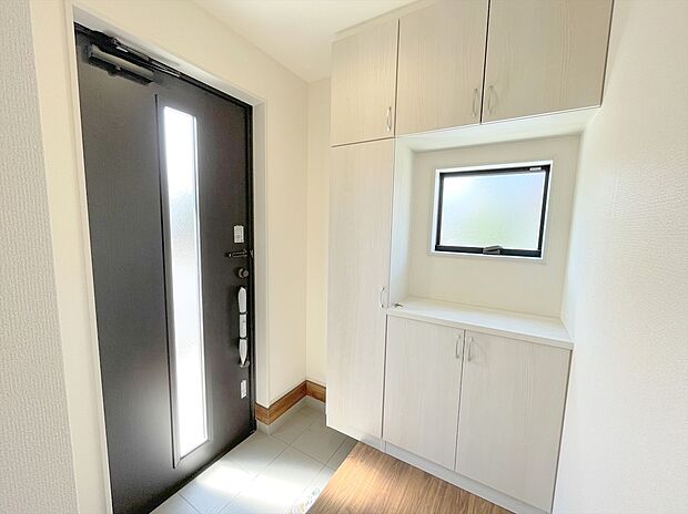 【玄関】玄関は清潔感のある空間にしたいもの。ご家族が多いご家庭にはとても便利なたっぷり収納できるシューズボックス付きです。