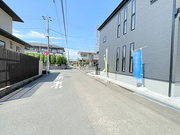 【前面道路】前面道路は住宅地専用の道路。車通りも少なく、子育てにも安心です。