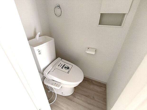 【【温水洗浄便座】】メーカーによってはウォシュレット・シャワートイレともいいますね♪魅力は清潔な状態をキープする事が出来、冬になると便座が冷たいなんて思いもしなくてすみます！！