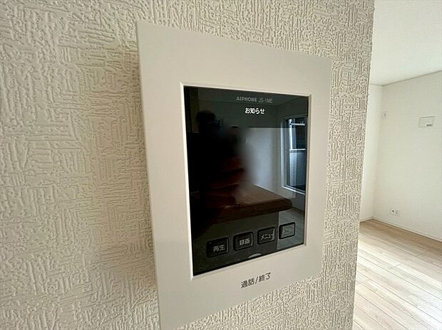 【【モニター付きインターフォン】】インターフォンはTVモニタ付。誰が来たかひと目で分かるのでセキュリティ面にも安心です。