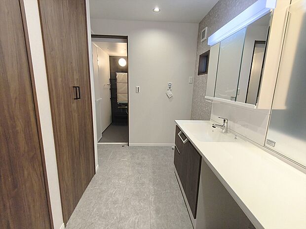 【洗面所】一日の疲れを癒すための心地よい浴室はゆとりあるサイズを採用。浴室乾燥機付き!汚れにくくお手入れしやすい浴室です。