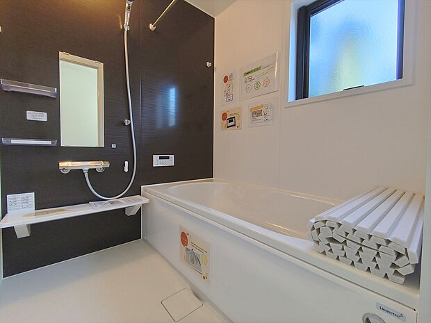 【浴室】ゆったりと足を伸ばせる一坪タイプの浴室です。浴室換気乾燥機付きですので、カビの発生も抑制出来ます。