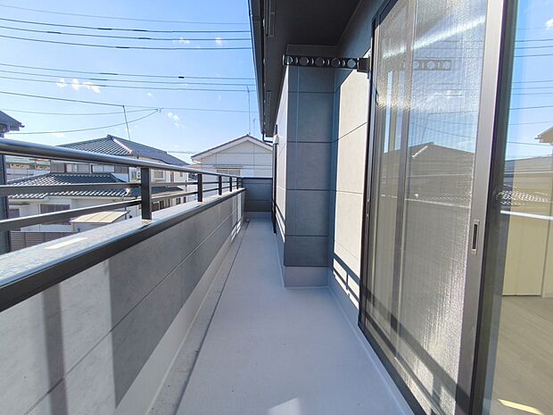 【バルコニー】陽当りの良いバルコニー。心地よい風が吹き込み洗濯物だけでなく、お布団もふっかふかです。