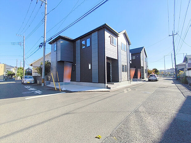 【前面道路含む現地写真】緑豊かで閑静な住宅街は子育てにはピッタリです。