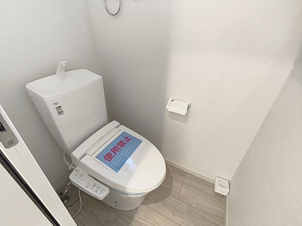 【【温水洗浄便座】】メーカーによってはウォシュレット・シャワートイレともいいますね♪魅力は清潔な状態をキープする事が出来、冬になると便座が冷たいなんて思いもしなくてすみます!!