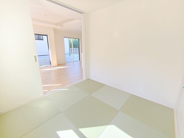 【和室】キッズルームや川の字で寝転んだり、洗濯物畳んだり重宝する和の空間。