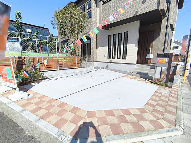 【カースペース】カースペースはコンクリート仕上げ。雨の日でも足元を気にすることなく駐車できます。