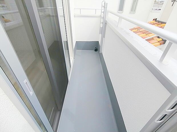 【バルコニー】陽当りの良いバルコニー。心地よい風が吹き込み洗濯物だけでなく、お布団もふっかふかです。