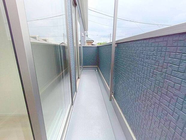 【バルコニー】陽当りの良いバルコニー。心地よい風が吹き込み洗濯物だけでなく、お布団もふっかふかです。