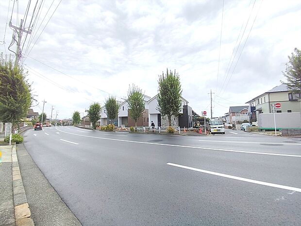 【前面道路】前面道路は18.8mの幅広な道路です。入出庫の際もらくらくです。