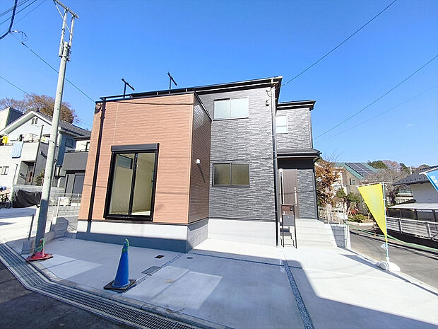 【現地写真】穏やかな雰囲気漂う、緑と調和した街並みに建つ新築一戸建て。
