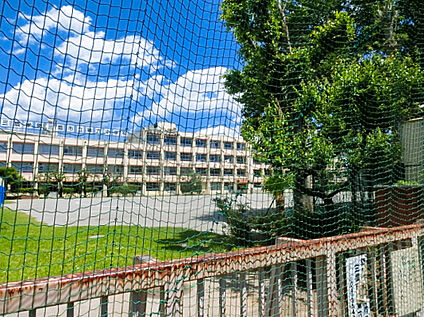 三鷹市立第六中学校 約700m