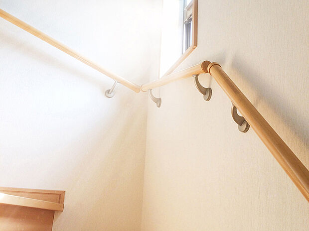 【【階段手すり】】階段には手すりがついているので昇り降りも安心です。