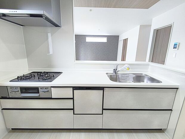 【キッチン】白を基調にした清潔感あふれるキッチン。広々としたシステムキッチンは使いやすく、家事仕事もはかどりそうですね。