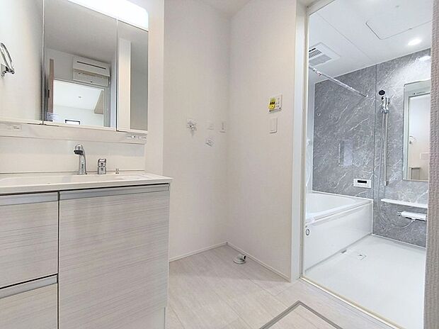 【洗面所】収納力と機能性に優れたお手入れラクラク三面鏡洗面化粧台です。朝の身支度にも大活躍!