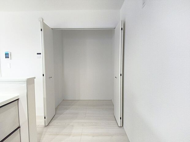 【【パントリー】】食材保管などにもつかえるパントリー。収納スペースが広々なので、普段あまり使わない大きな物も収納できてお部屋の空間が広々として快適空間に。