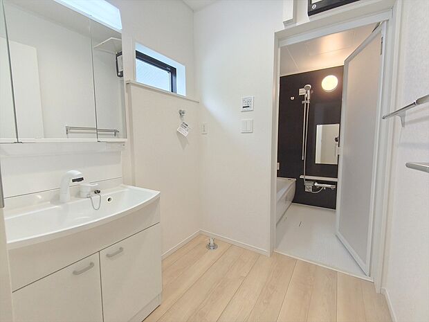 【洗面所】サニタリースペースには窓が備えられております。毎朝の身支度も、陽の光差し込む明るい空間で、快適にお使い頂けそうです。