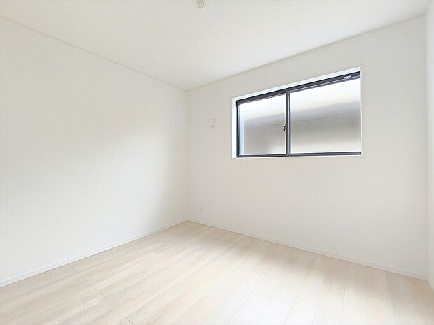 【居室】ゆったりとくつろげる落ち着いたプライベートルーム。静かな環境でリラックスタイムを過ごせます。