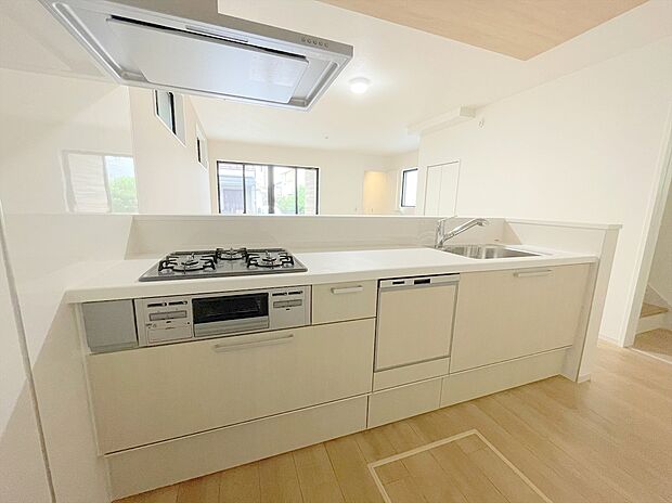 【キッチン】フルオープンな対面キッチンはお部屋全体が見渡せます。家事をしながら家族と楽しく会話したり、小さなお子様に目を配ることができます。